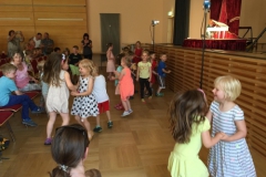 Die Kinder tanzen