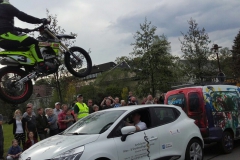 Stuntman springt über das Auto des Pflegedienstes.